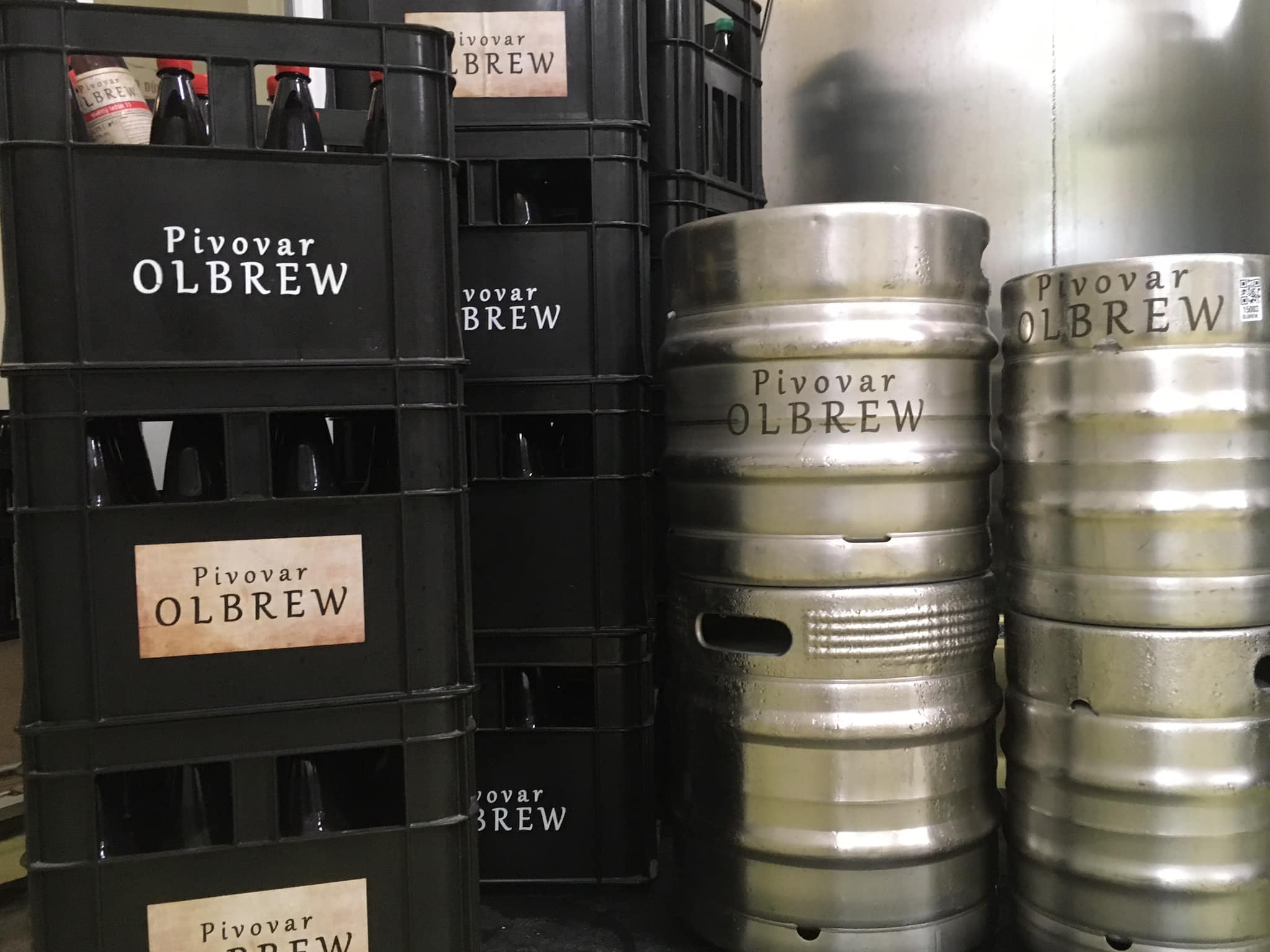 Přepravky a sudy v pivovaru